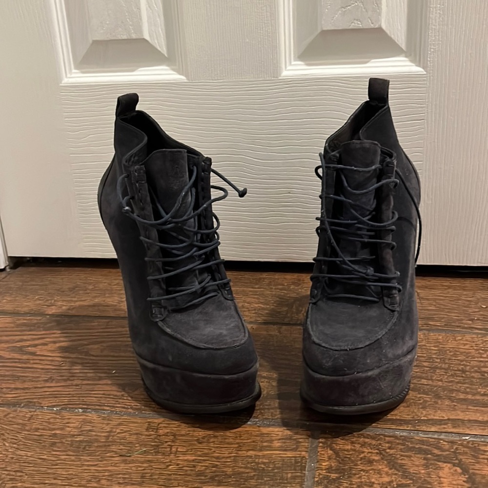 NIB Elizabeth and James e-Moxy Platform Booties, Size 8.5, Grey Suede.
